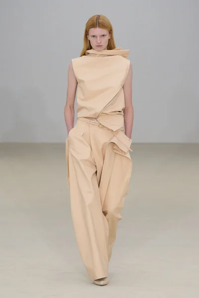 Look 16